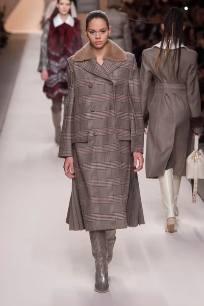 Look 10